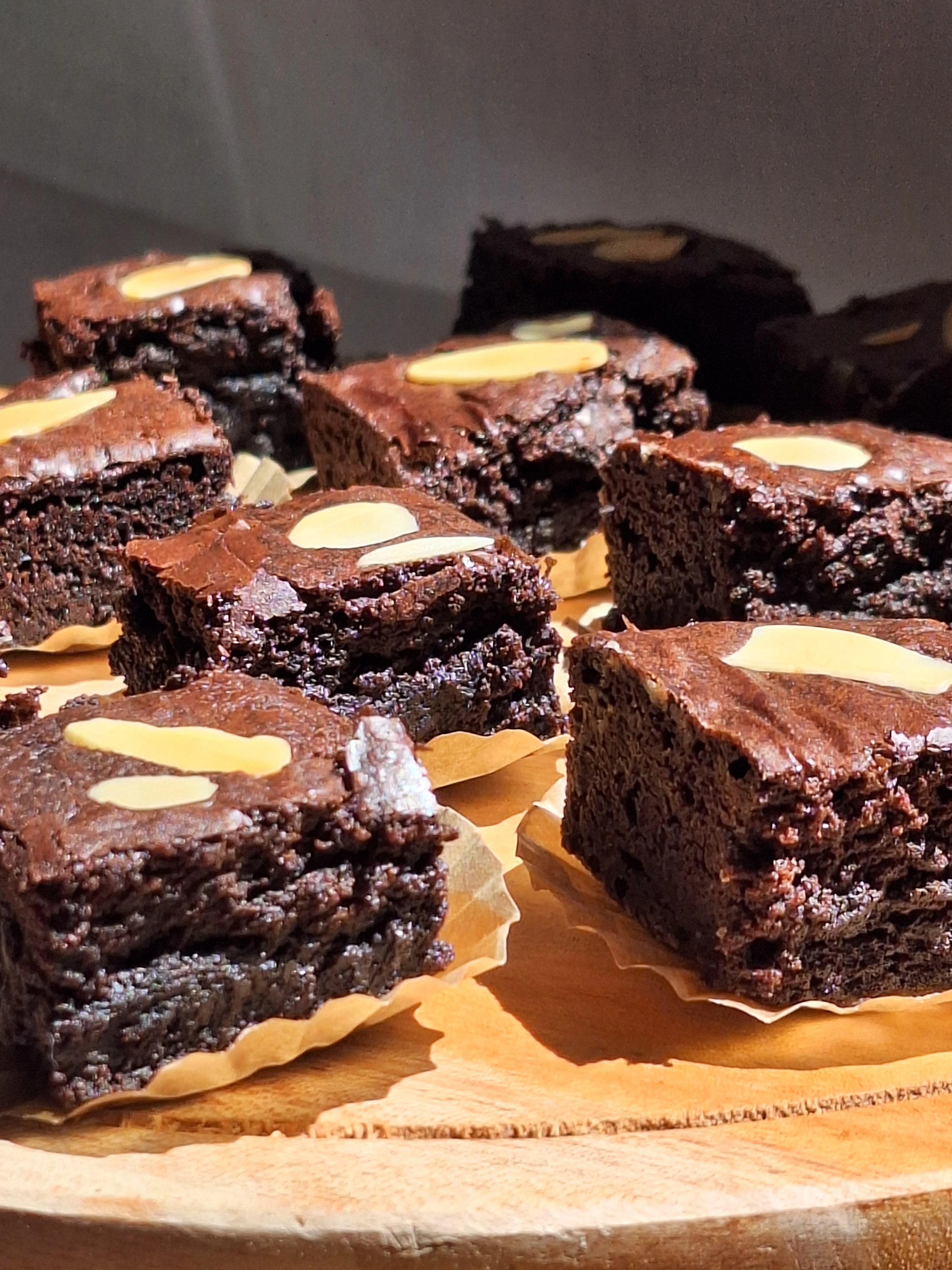 Fudgy brownies artisan Cooma dengan topping almond premium